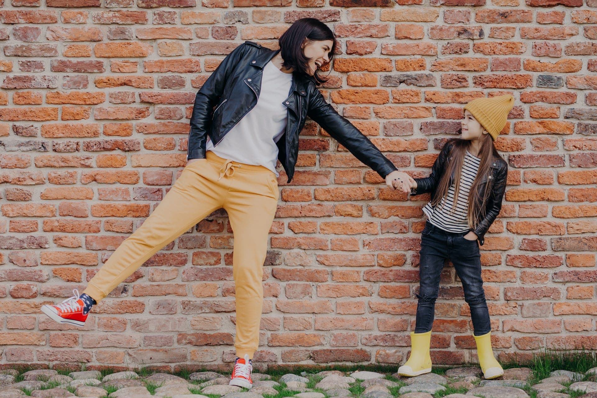 giovane mamma con figlia in abbigliamento trendy