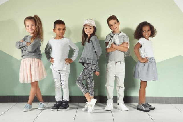 bambini vestiti alla moda