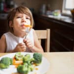 bambina che mangia verdura