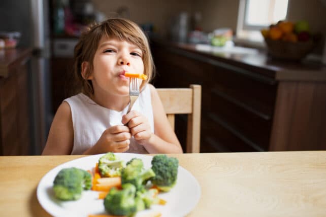 bambina che mangia verdura