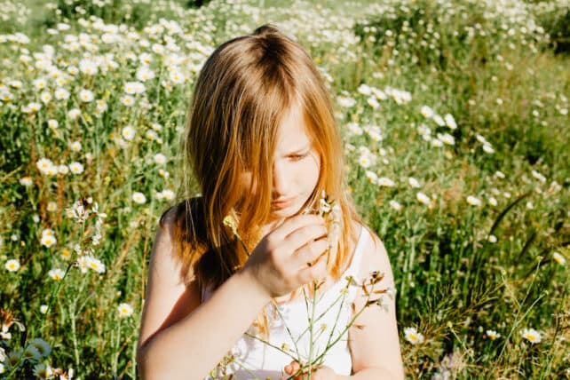 bambina in campo di margherite