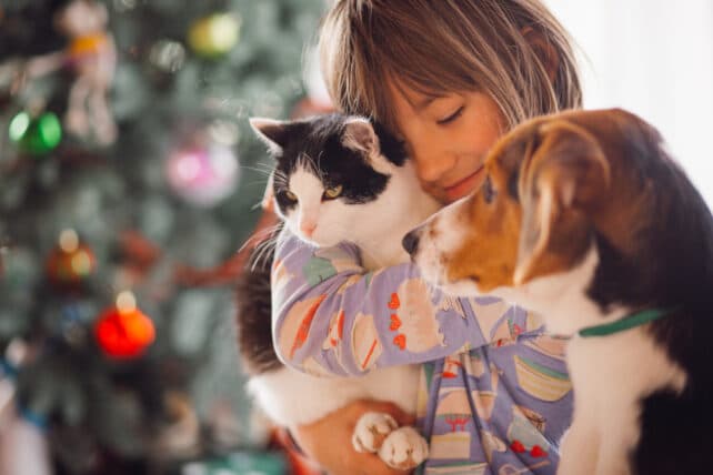 bambina con cane e gatto