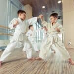 bambini che praticano karate