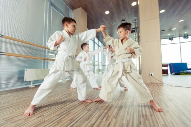 bambini che praticano karate