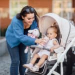 giovane ragazza a passeggio con bambina