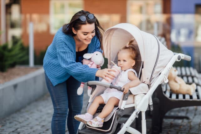 giovane ragazza a passeggio con bambina