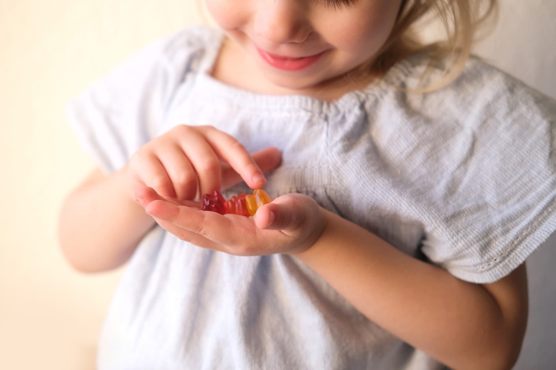 bambina che mangia caramelle