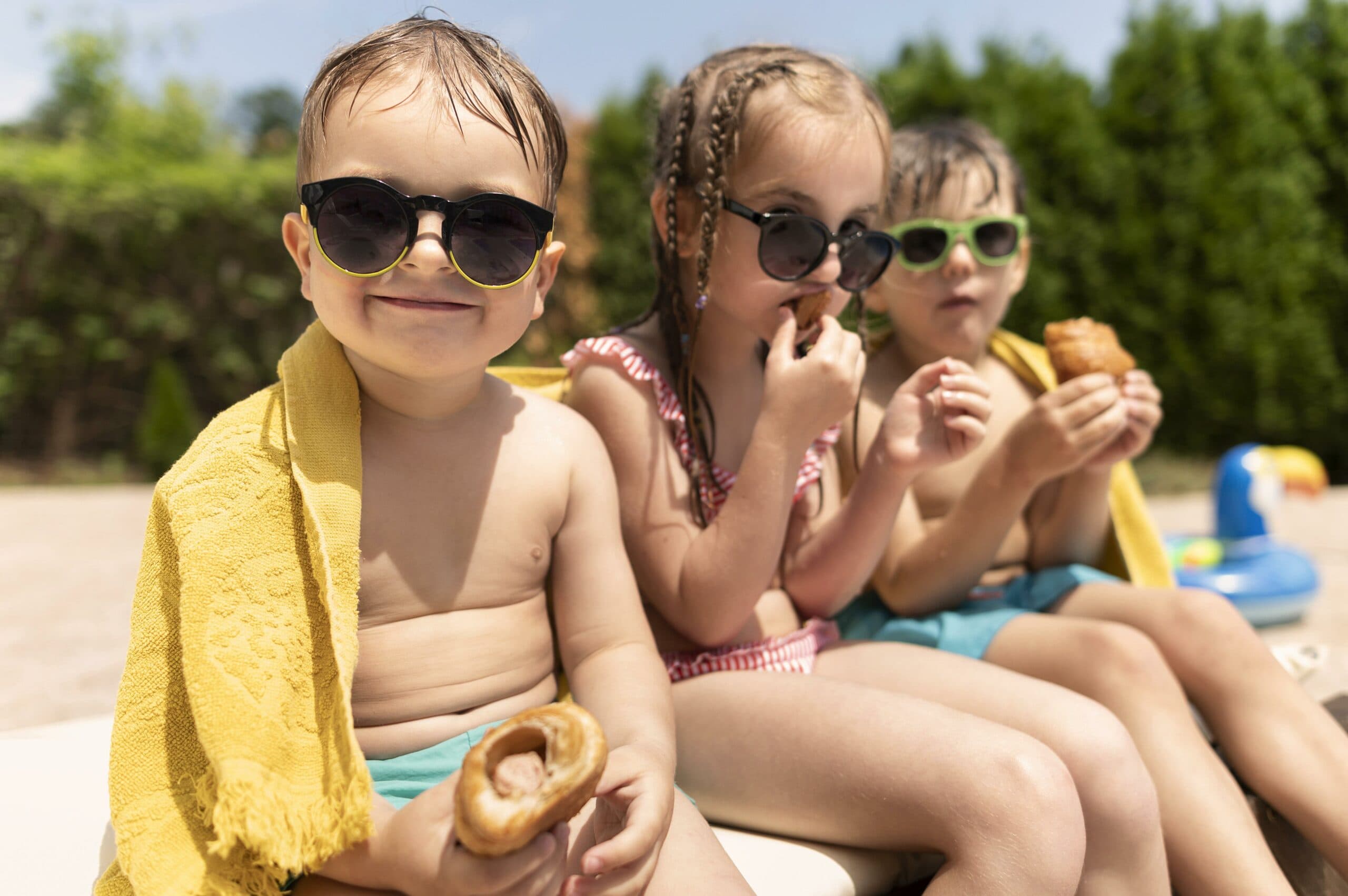 bambini a bordo piscina