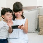 bambini che giocano con smartphone