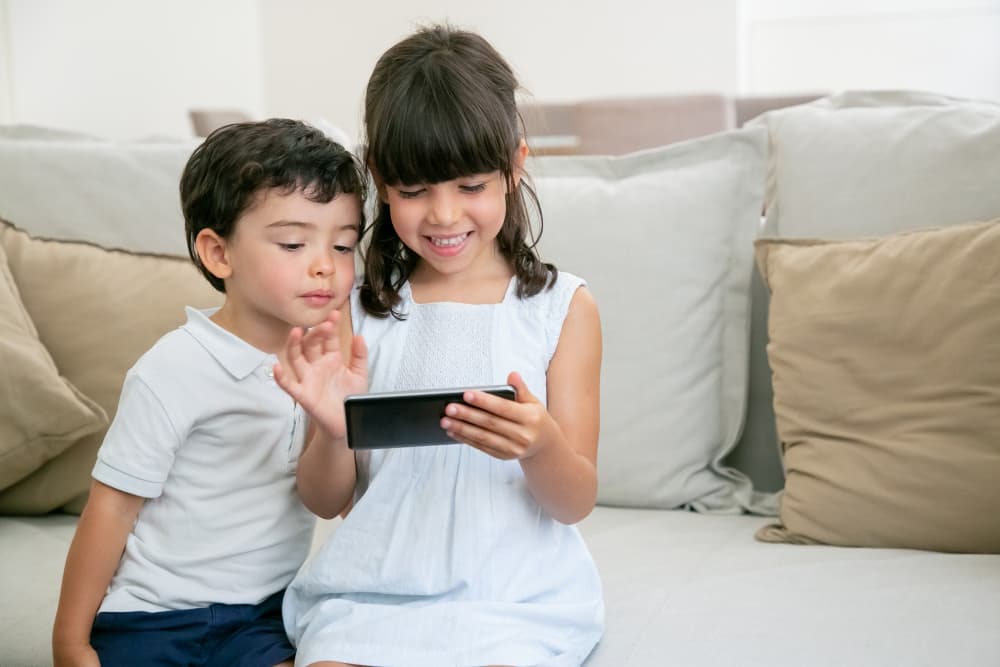 bambini che giocano con smartphone