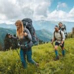 famiglia con bambino piccolo in montagna