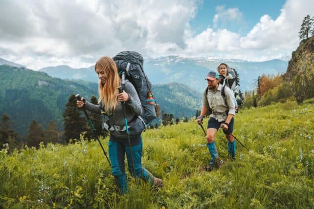 famiglia con bambino piccolo in montagna