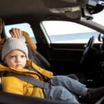 bambino sul seggiolino dell'auto