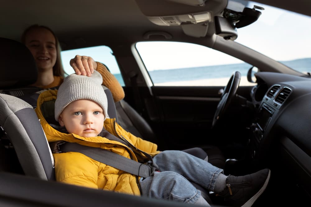 bambino sul seggiolino dell'auto