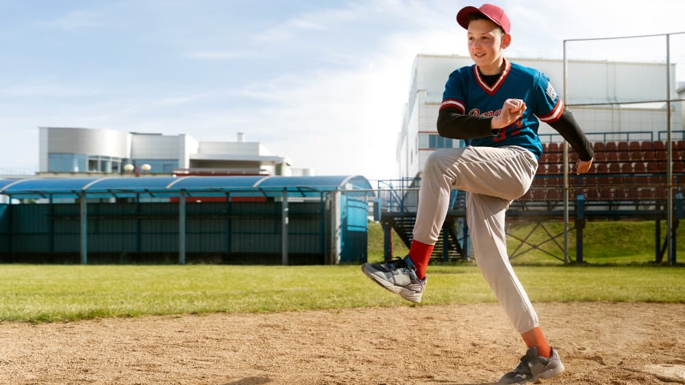 bambino che gioca a baseball