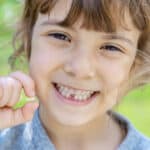 bambina che ha perso il primo dentino