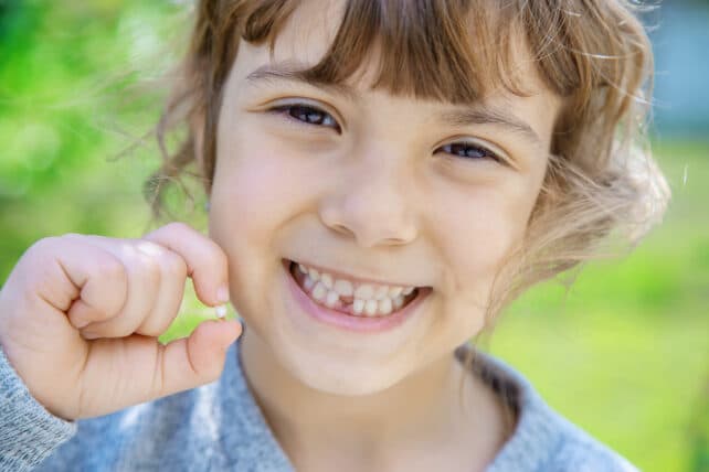 bambina che ha perso il primo dentino