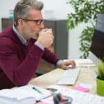 papà in ufficio che beve caffè