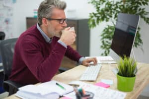 papà in ufficio che beve caffè