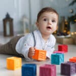 bambino che gioca con cubi di gomma