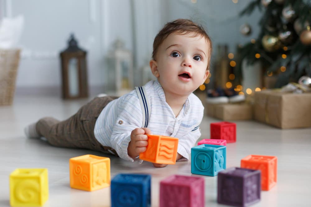 bambino che gioca con cubi di gomma