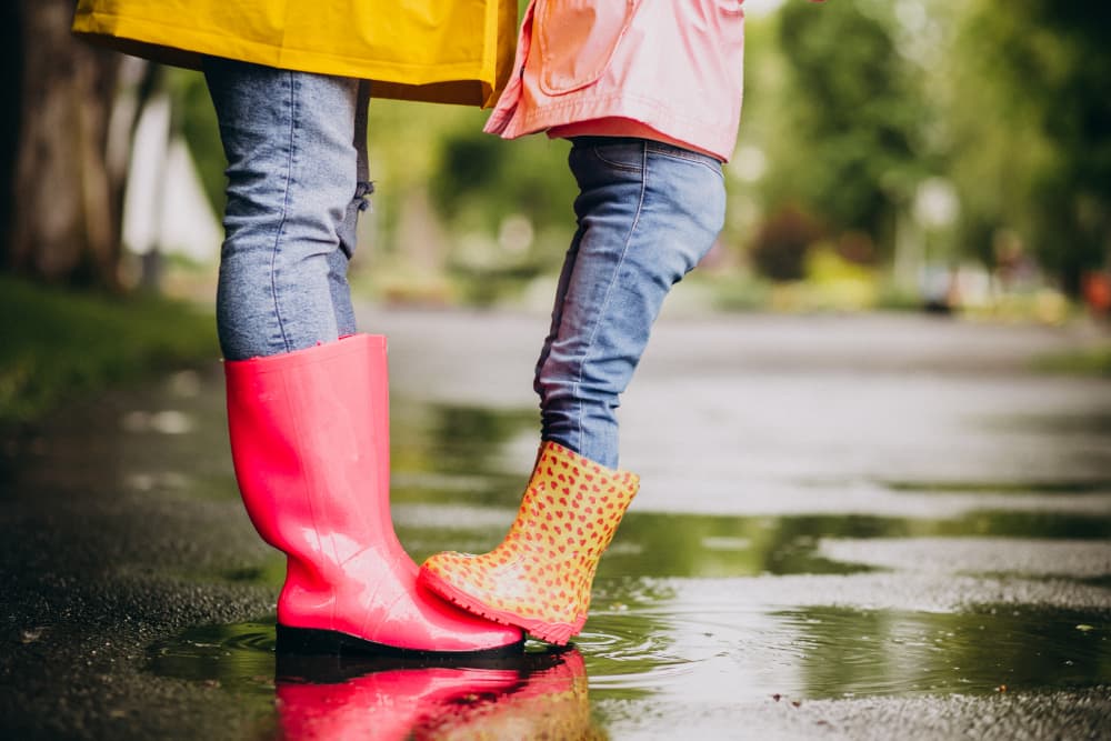 dettaglio stivali per la pioggia indossati da mamma e figlia