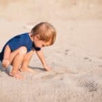 bambino che gioca in spiaggia