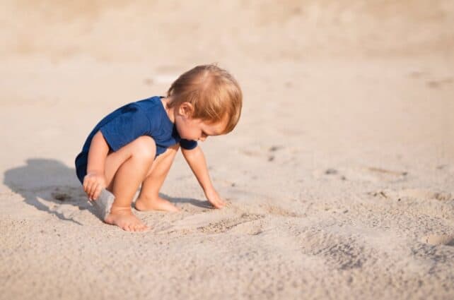 bambino che gioca in spiaggia