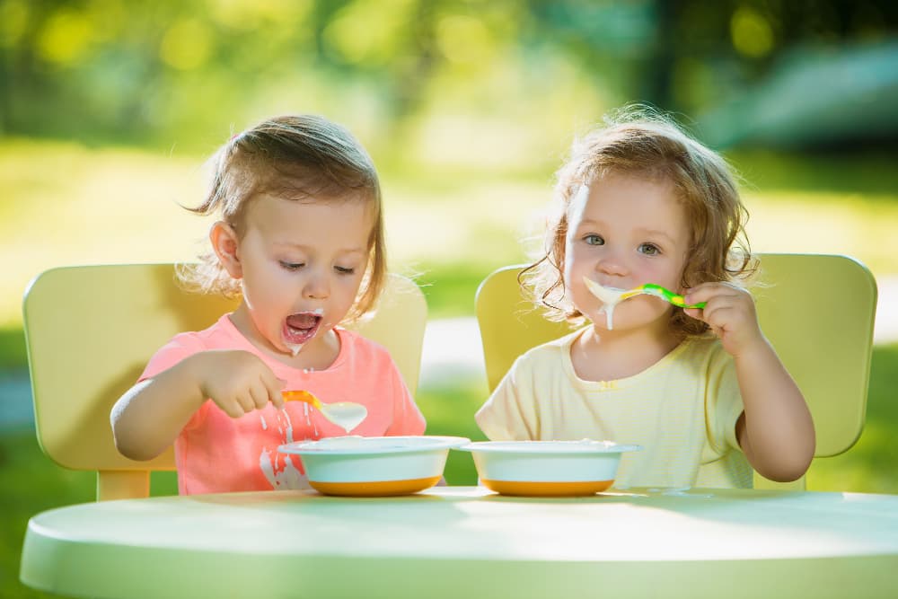 bambine che mangiano la pappa