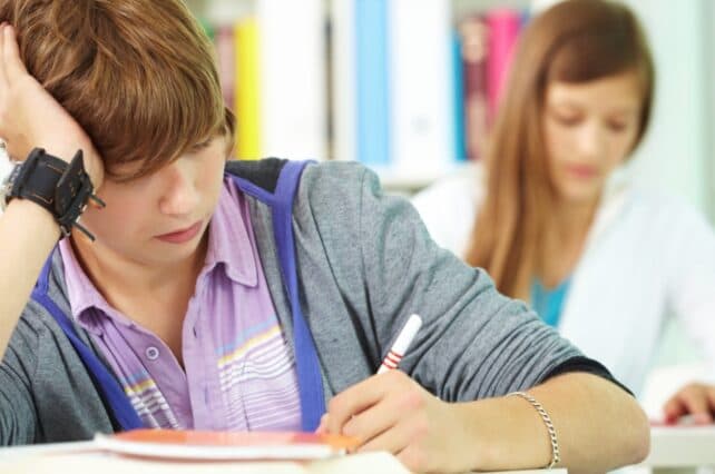 ragazzo a scuola