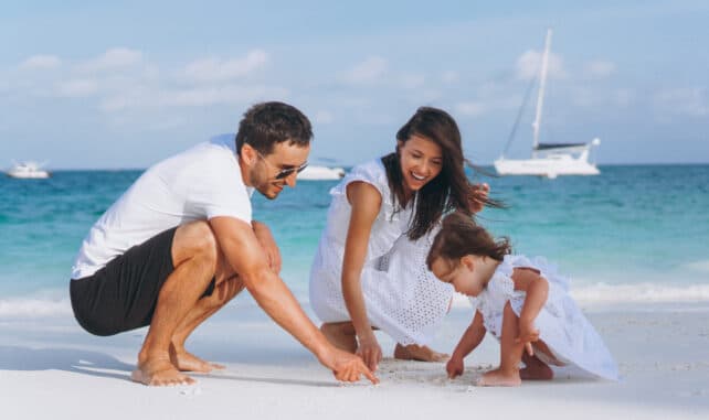 famiglia felice in riva al mare