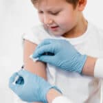 medico che vaccina bambino