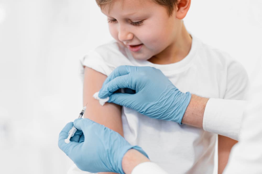 medico che vaccina bambino