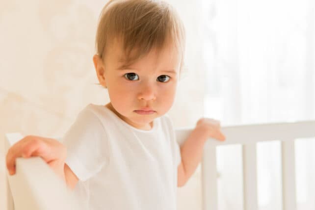 primo piano bambino piccolo nel lettino