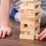 bambino che gioca con costruzioni in legno