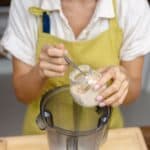 donna che cucina con il mixer