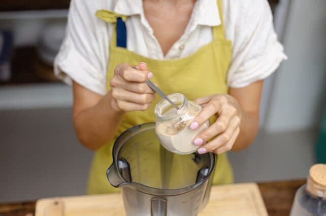 donna che cucina con il mixer