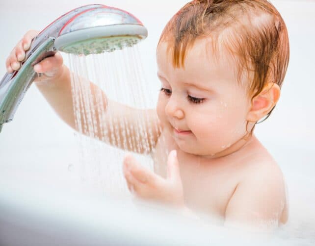 bambino che si fa il bagnetto