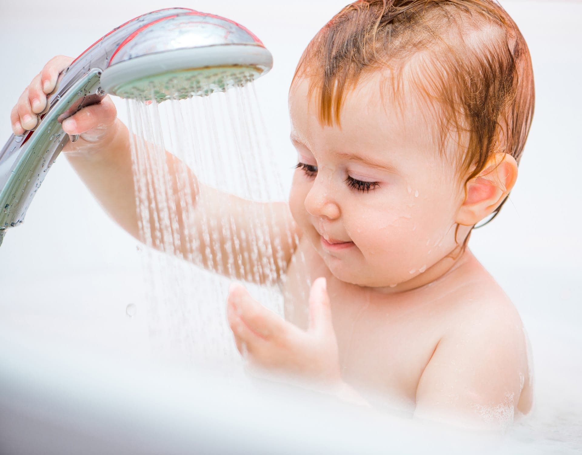 bambino che si fa il bagnetto