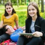 adolescenti al parco con ipad