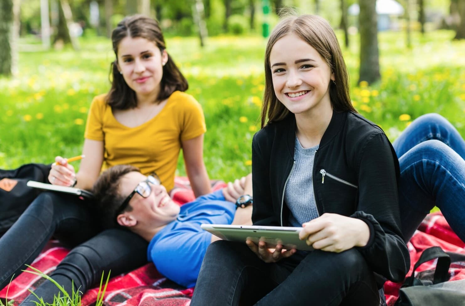 adolescenti al parco con ipad