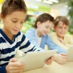 bambini che utilizzano ebook a scuola