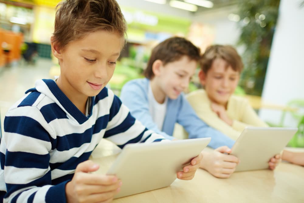 bambini che utilizzano ebook a scuola