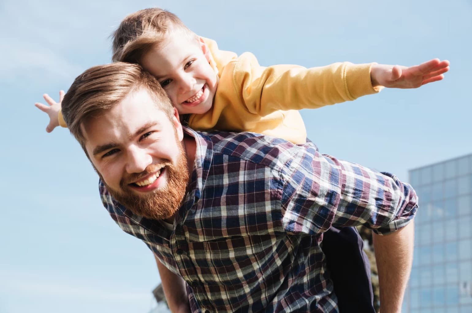 Bambino sulle spalle del papà