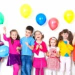 bambini con palloncini ad una festa