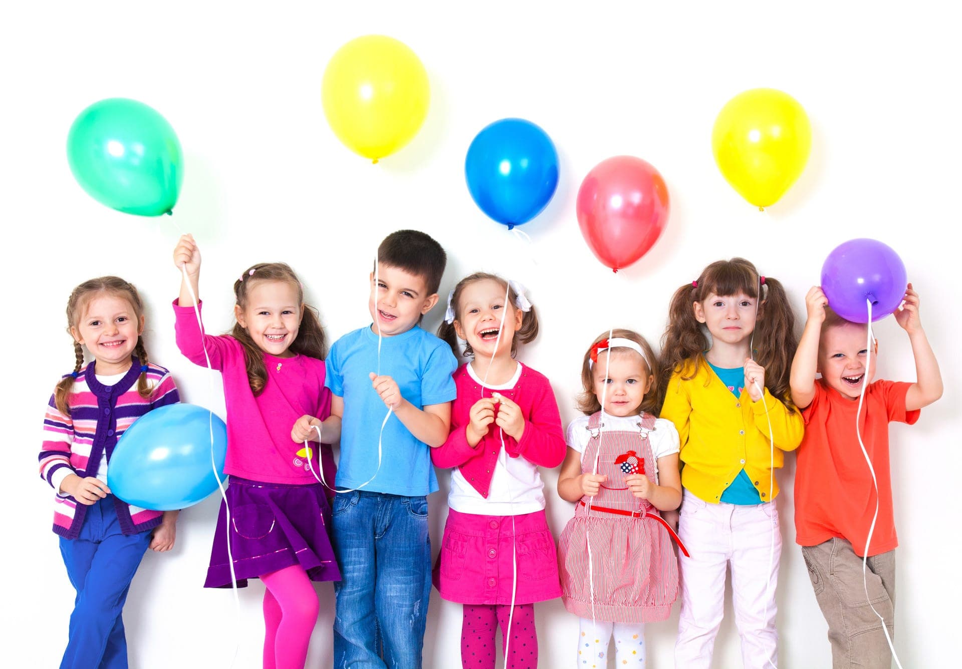 bambini con palloncini ad una festa