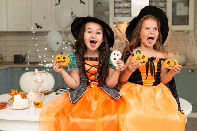 bambine vestire in occasione della festa di halloween