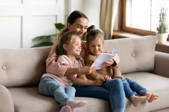 mamma che legge libro alle bambine