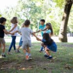 bambini che giocano all'aria aperta