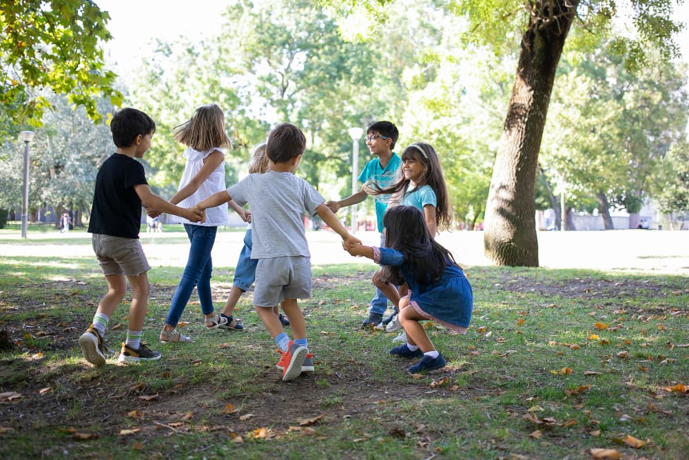 bambini che giocano all'aria aperta